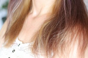 Cum realizezi șuvițe blonde acasă