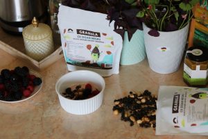 Granola cu Susan negru de la Sunday Bites