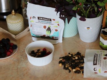 Granola cu Susan negru de la Sunday Bites